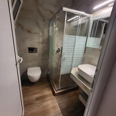 House Spanos סארטי